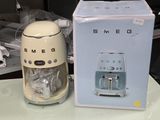 une cafetière posée à côté d'une boîte sur une table
