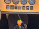un volant et des instruments de bord