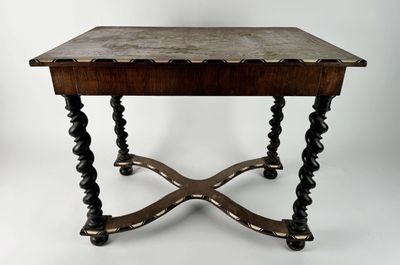 une image représentant une table avec un plateau en bois et des pieds en métal