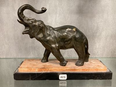 statue d'un éléphant exposée dans une vitrine