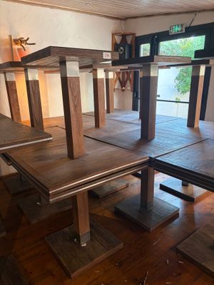 des tables et des bancs dans une pièce avec un parquet et une fenêtre