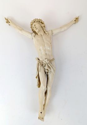 statue de Jésus sur la croix sur fond blanc