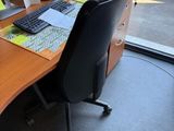 un bureau avec un ordinateur et un clavier, placé devant une fenêtre