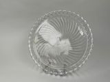 une plaque de verre transparent ornée d'un motif en spirale