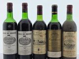 six bouteilles de vin sont alignées sur une table