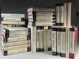 plusieurs livres empilés sur une table