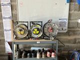 de nombreux types de tuyaux posés sur une étagère dans un garage