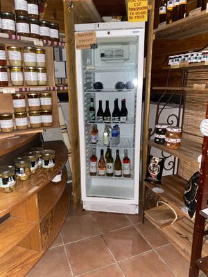 un réfrigérateur dans un magasin contenant de nombreuses bouteilles de vin