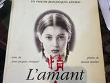 un livre posé sur une table