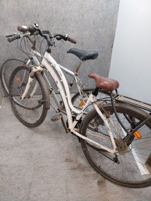 2 vélos dont 1 vélo de ville B-Twin Alloy 6061 PG, 21 vitess…