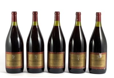 six bouteilles de vin sont alignées sur une surface blanche