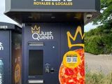 deux distributeurs automatiques situés l'un à côté de l'autre au bord de la route