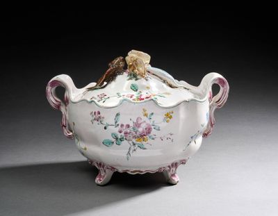 MARSEILLE Terrine couverte en faïence de forme chantournée à…