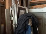 un tas de vieilles valises et d'autres objets dans une pièce