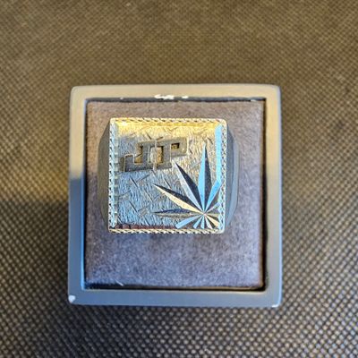une bague en argent ornée d'une feuille de cannabis