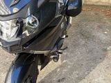 une moto garée sur le côté de la route