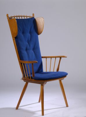 une image représentant une chaise bleue avec une structure en bois et un coussin bleu