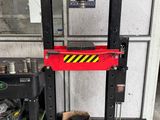 une photo d'un élévateur hydraulique dans un garage