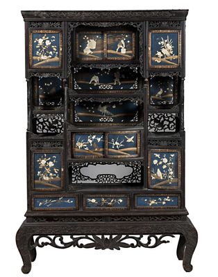 l'image d'une armoire en bois surmontée d'un miroir