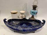 un bol en verre bleu orné d'un motif décoratif