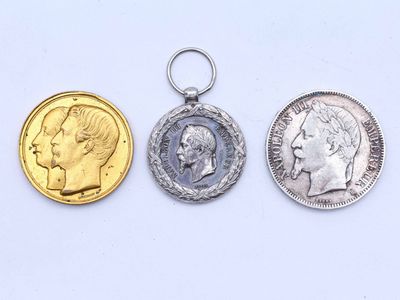 trois types de pièces différents sont présentés sur une surface blanche