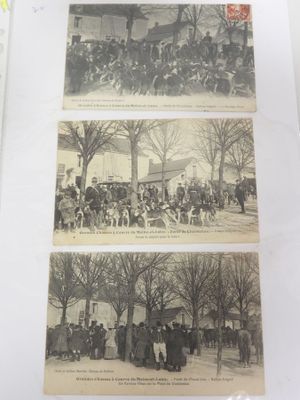 plusieurs vieilles photos en noir et blanc représentant des personnes et des chevaux dans une ville