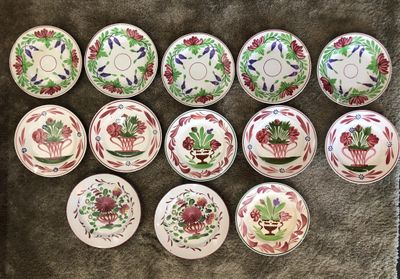 SARREGUEMINES : 13 assiettes en faïence émaillée polychrome …