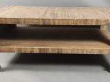 une image représentant une table en bois équipée de roulettes