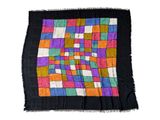 une image représentant une écharpe en patchwork multicolore sur fond blanc