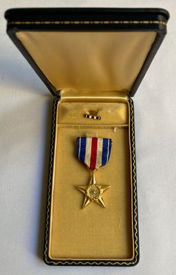 une image représentant une médaille dans un écrin orné d'une étoile