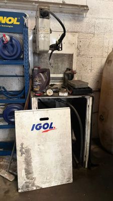 une image d'un garage avec beaucoup d'outils