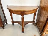 une petite table en bois munie de roulettes, dans une pièce