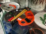 une vitrine en verre contenant divers articles de loisirs créatifs