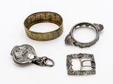 trois bagues en argent et une bague en argent munie d'un fermoir en argent
