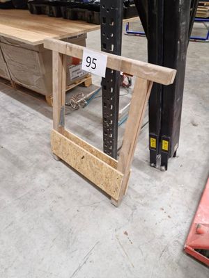 une table en bois au milieu d'un grand entrepôt
