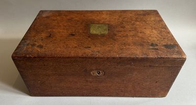 une vieille boîte en bois posée sur une table blanche