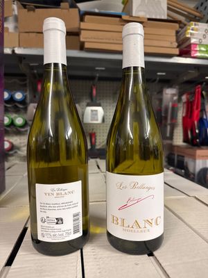 deux bouteilles de vin blanc posées sur une table