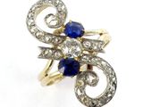 gros plan d'une bague en diamant et saphir sur fond blanc