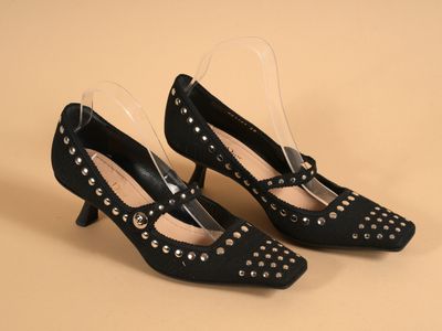 une paire de chaussures noires à talons hauts ornées de clous argentés
