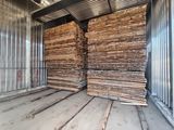 de nombreuses piles de bois dans une zone de stockage