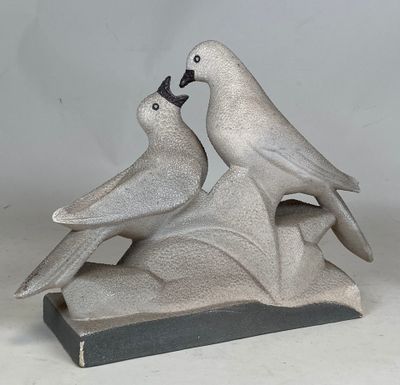 deux oiseaux perchés sur un morceau de bois