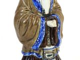 une figurine représentant un homme barbu coiffé d'un chapeau