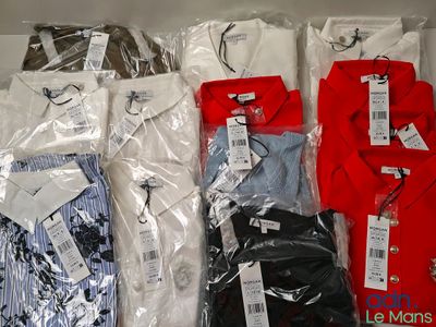 de nombreuses chemises pour hommes exposées dans un magasin