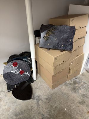 une pile de cartons posée par terre à côté d'un tas de bagages