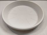une assiette blanche posée sur une table, sur fond blanc