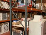 un réfrigérateur et un réfrigérateur-congélateur dans un entrepôt