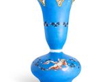 un vase bleu orné d'une décoration dorée