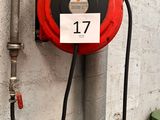 une borne d'incendie rouge fixée à un mur et portant le numéro 17
