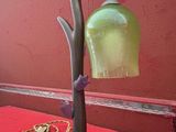 une lampe posée sur une table et entourée d'une chaîne