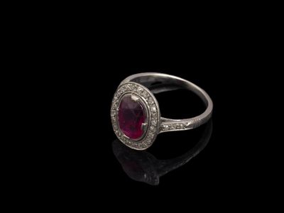 bague ovale en rubis et diamants sur fond noir